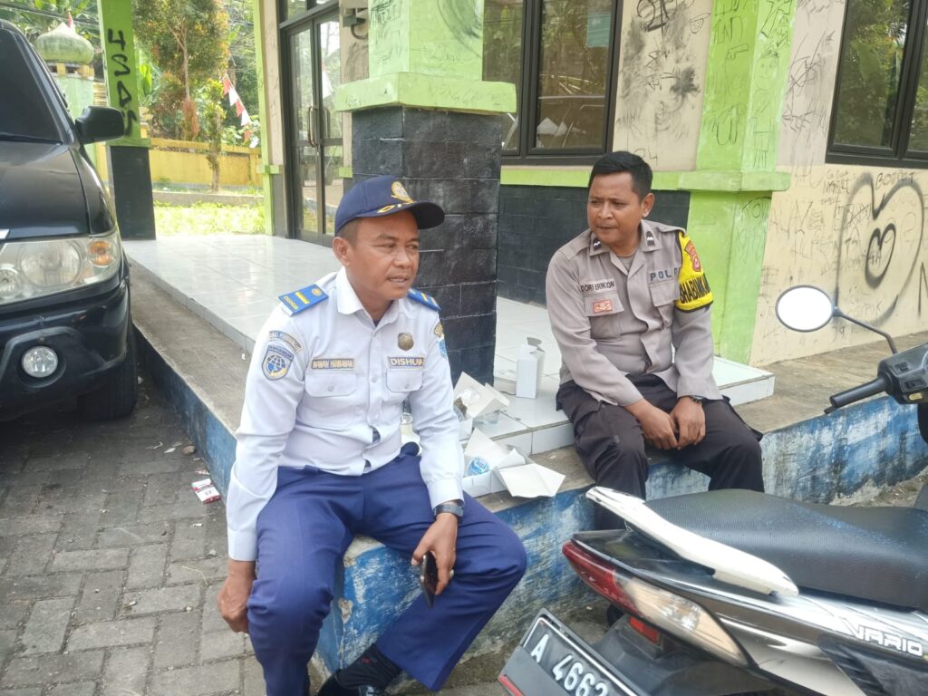 Bhabinkamtibmas Polsek Cadasari Sambangi Anggota Dishub 10 WhatsApp Image 2023 08 25 at 09.26.42