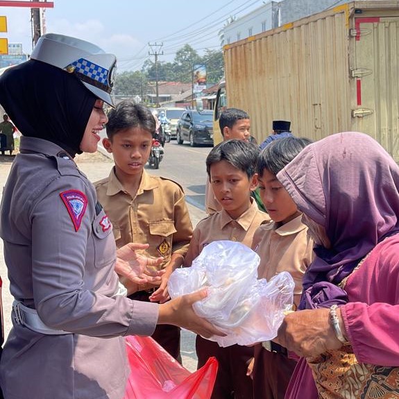 Semangat Jumat Berkah, Polres Pandeglang Bagikan Nasi Kotak 8 WhatsApp Image 2023 08 25 at 13.31.19