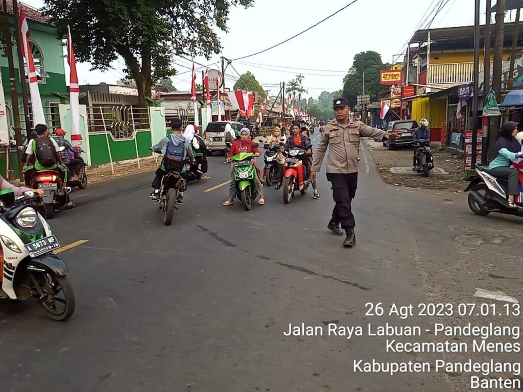 Rutinitas Pagi, Panit Binmas Polsek Menes Tertibkan Lalulintas Pertigaan Cimanying 4 WhatsApp Image 2023 08 26 at 10.02.43