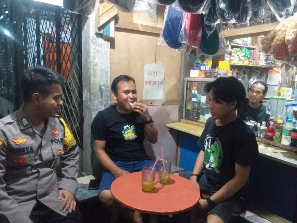 Bhabinkamtibmas Polsek Menes Rutin Sambangi Masyarakat Desa Binaannya 3 WhatsApp Image 2023 08 26 at 10.05.00