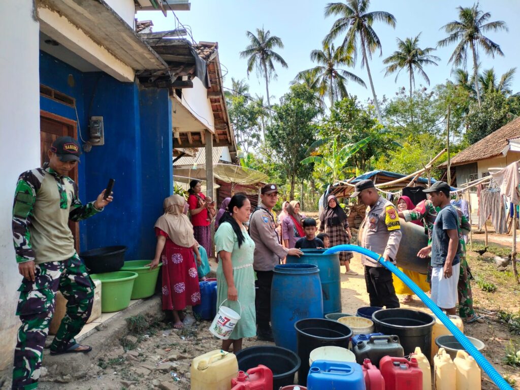 Polsek Cimanggu Bersama Koramil Salurkan Air Bersih Kepada Masyarakat 10 WhatsApp Image 2023 08 26 at 11.25.25