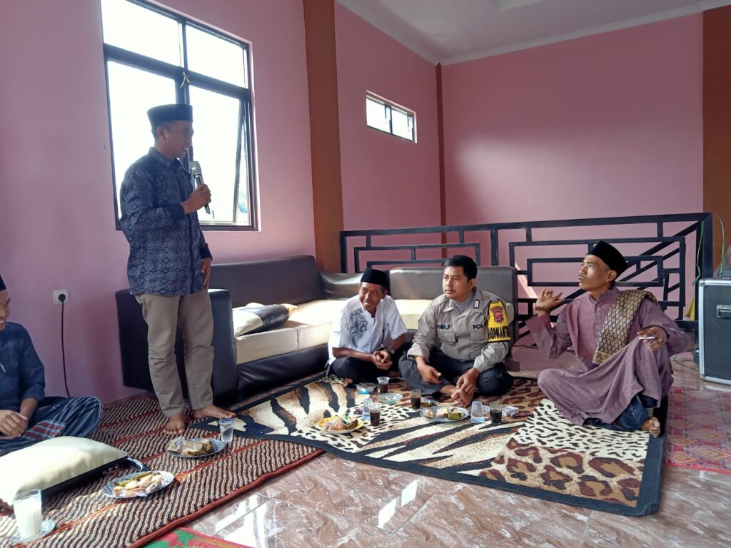 Bhabinkamtibmas Polsek Cikedal Hadiri Pengajian Rutin di Desa Binaan 1 WhatsApp Image 2023 08 26 at 13.21.21