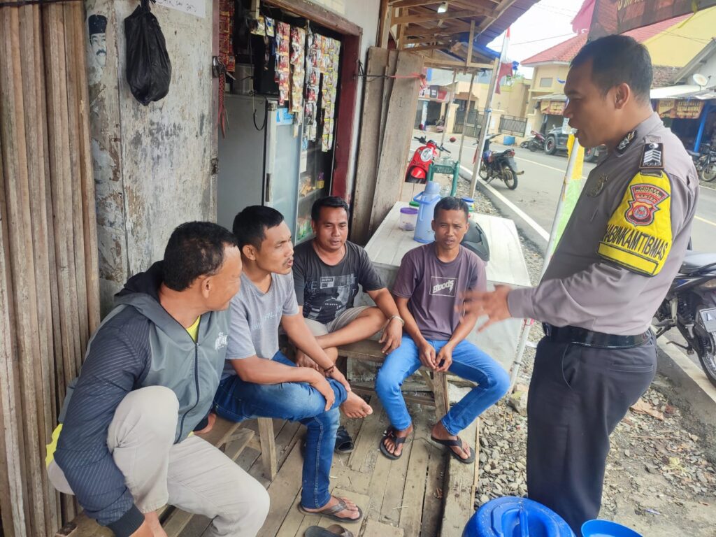 Berikan Pesan Kamtibmas Bhabinkamtibmas Polsek Cibaliung Sambangi Pangkalan Ojek 6 WhatsApp Image 2023 08 26 at 13.58.24