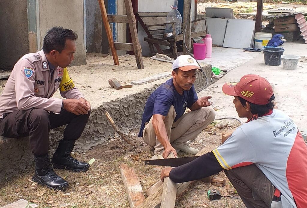 Sambang ke Pekerja Bangunan, Bhabinkamtibmas Polsek Carita Sampaikan Himbauan Kamtibmas 9 WhatsApp Image 2023 08 26 at 21.25.35