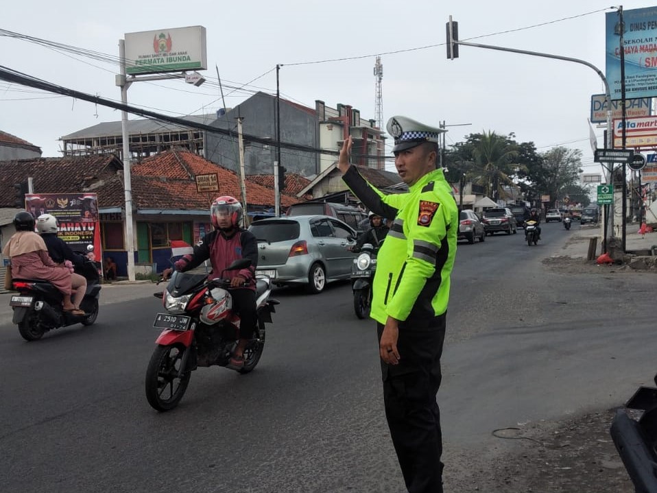Lancarkan Arus Lalulintas Akhir Pekan Polsek Pandeglang Gelar Pengaturan 2 WhatsApp Image 2023 08 26 at 22.25.30