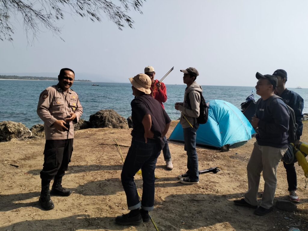 Bhabinkamtibmas Polsek Cigeulis Sambangi Kemah Wisatawan 6 WhatsApp Image 2023 08 27 at 09.53.35
