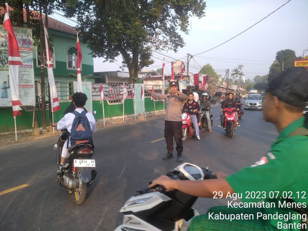 Panit Binmas Polsek Menes Tertibkan Lalulintas di Pertigaan Cimanying 2 WhatsApp Image 2023 08 29 at 09.06.20