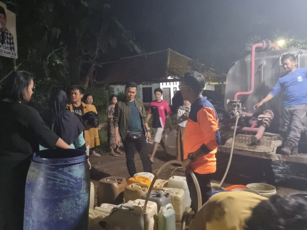 Polres Pandeglang Kembali Beri Bantuan Air Bersih Melalui Satgas Kampung Bebas Narkoba 7 WhatsApp Image 2023 08 29 at 10.26.46