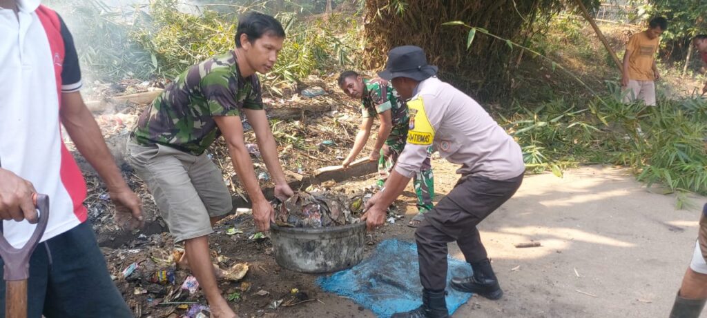 Polsek Carita dan Warga Bersihkan Sampah Plastik di Saluran Parit 5 WhatsApp Image 2023 08 29 at 10.40.24