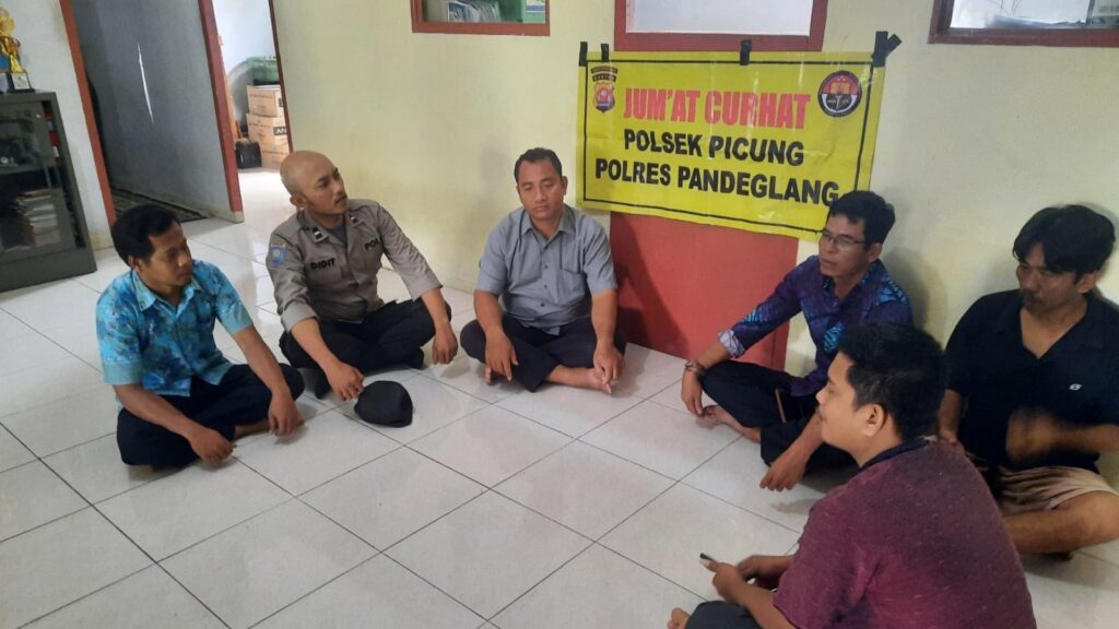 Polsek Picung Gelar Kegiatan Jumat Curhat dengan Masyarakat 10 WhatsApp Image 2023 10 06 at 11.16.02
