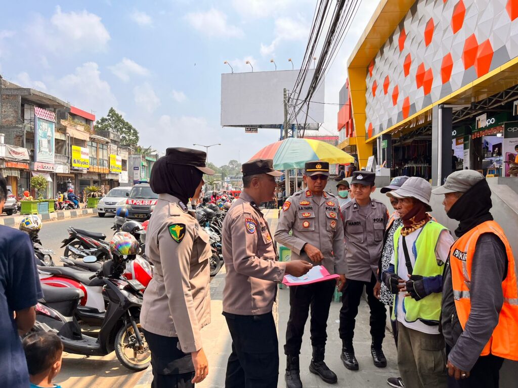 Ops Bina Kusuma Maung ke-2 Tahun 2023 Personil Polres Pandeglang Datangi Pasar Tradisional 1 WhatsApp Image 2023 10 06 at 11.18.29