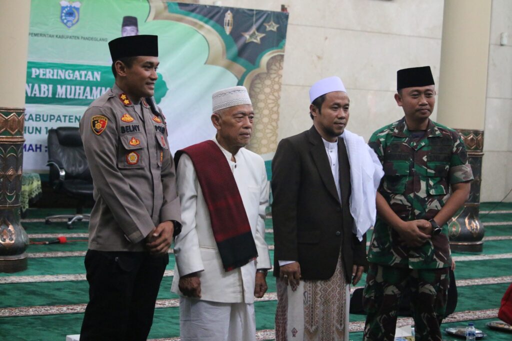Kapolres Pandeglang dan Tokoh Penting Hadiri Peringatan Maulid Nabi di Masjid Agung Pandeglang 3 WhatsApp Image 2023 10 06 at 11.26.10