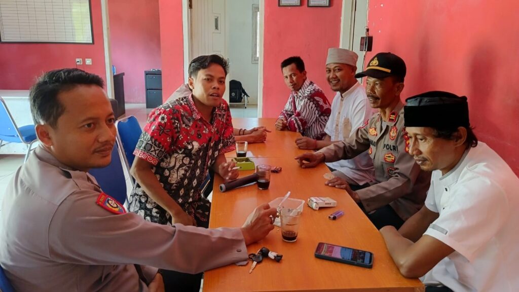 Polsek Cikeusik Lakukan Kegiatan Jumat Curhat di Kantor Desa Cikiruhwetan 6 WhatsApp Image 2023 10 06 at 13.49.40