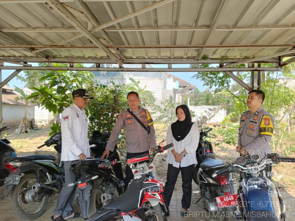 Polsek Cikeusik Lakukan Patroli Siang Hari untuk Mewujudkan Kamtibmas Aman dan Kondusif 8 WhatsApp Image 2023 10 06 at 13.53.59