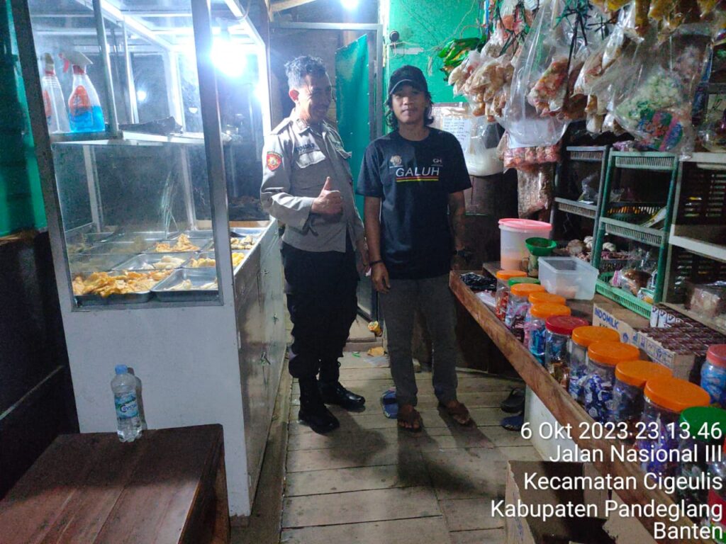Polsek Cigeulis Rutin Gelar Patroli Malam untuk Mewujudkan Kamtibmas Aman 7 WhatsApp Image 2023 10 07 at 13.30.22