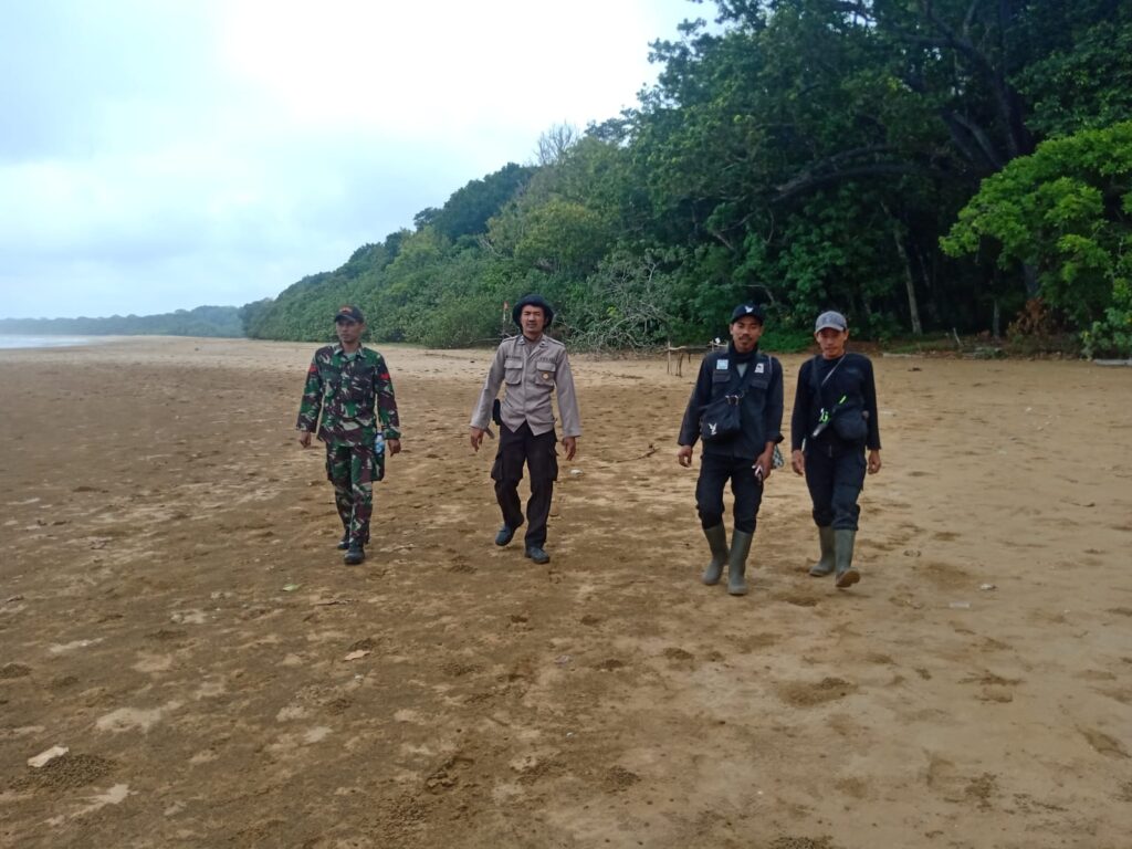 Patroli Bersama Polsek Sumur, Koramil, dan MMP di Kawasan Semenanjung Ujung Kulon 3 WhatsApp Image 2023 10 07 at 20.05.30