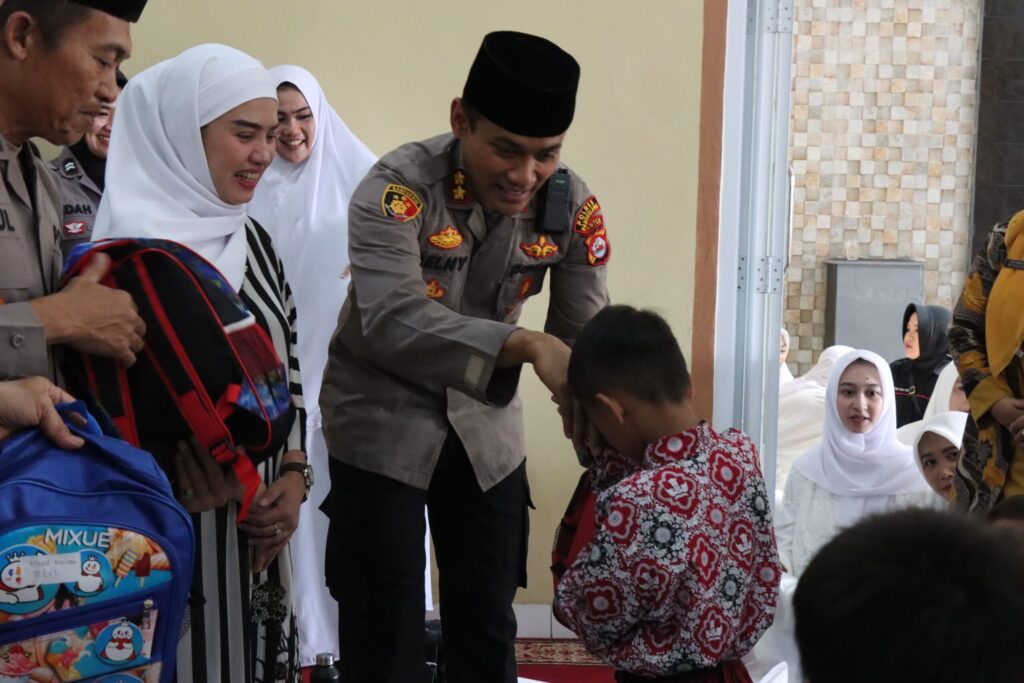 Kapolres Pandeglang Memberikan Santunan Anak-Anak Yatim dalam Peringatan Maulid Nabi Muhammad SAW 8 WhatsApp Image 2023 10 13 at 12.24.14 scaled