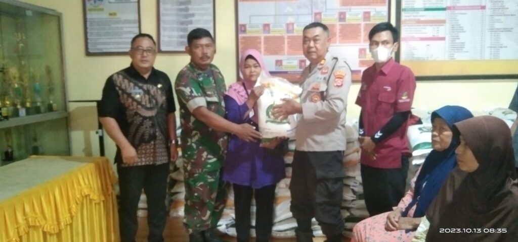 Polsek Bojong Awasi Penyaluran Bantuan Program Pangan Tahun 2023 untuk 2.757 Keluarga Penerima Manfaat 9 WhatsApp Image 2023 10 13 at 14.04.55