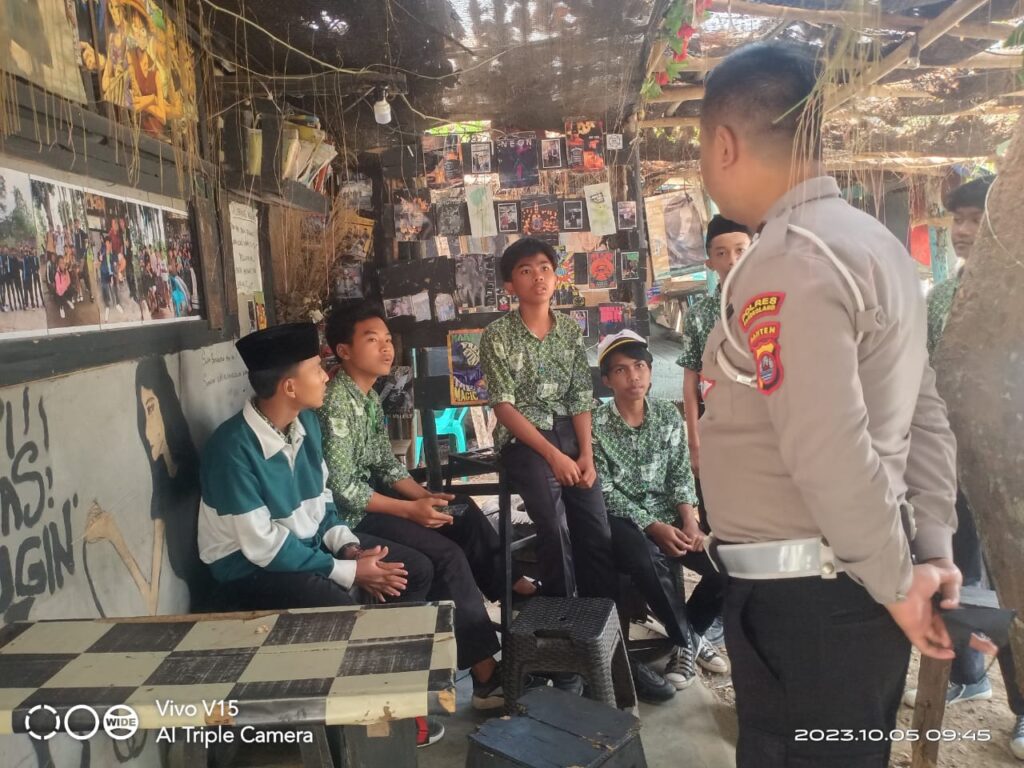 Polsek Menes Melaksanakan Sambang dan Patroli Wilayah untuk Menciptakan Situasi Kamtibmas yang Aman dan Kondusif 10 WhatsApp Image 2023 10 13 at 14.10.19