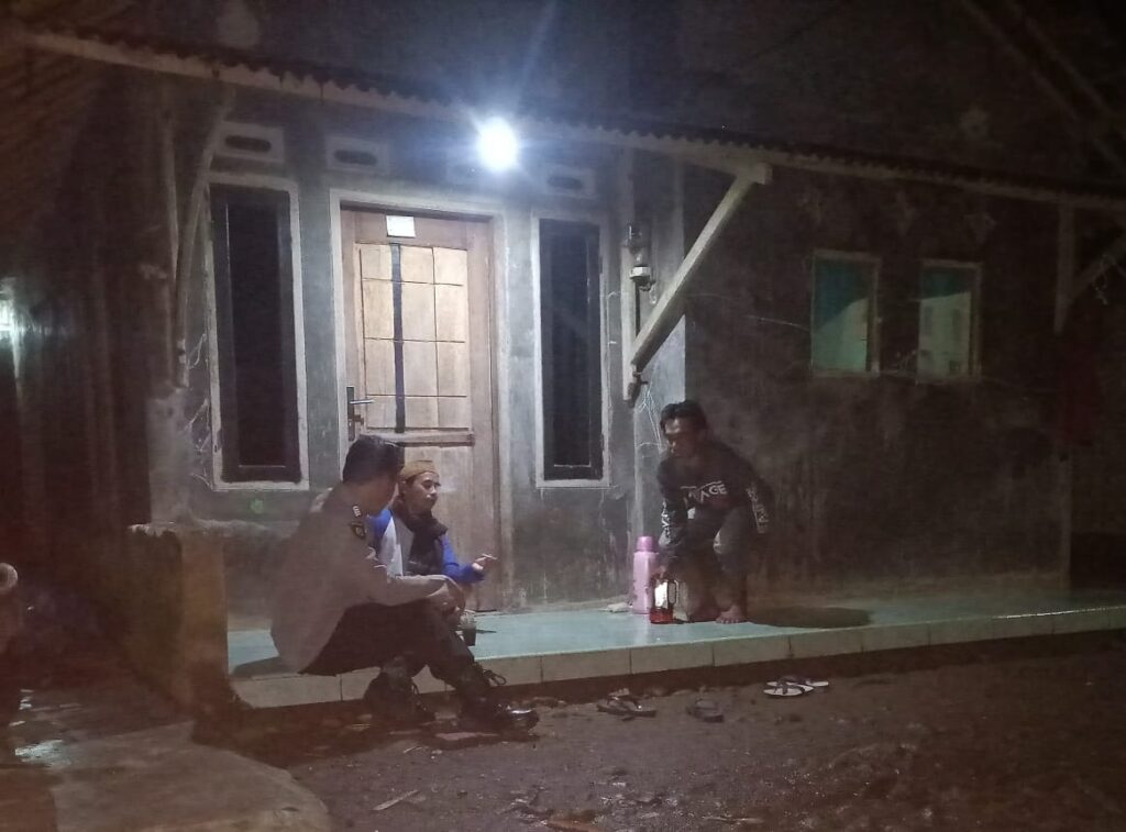 Polsek Pulosari: Patroli Rutin untuk Ciptakan Lingkungan Aman dan Kondusif 1 WhatsApp Image 2023 10 14 at 11.56.42