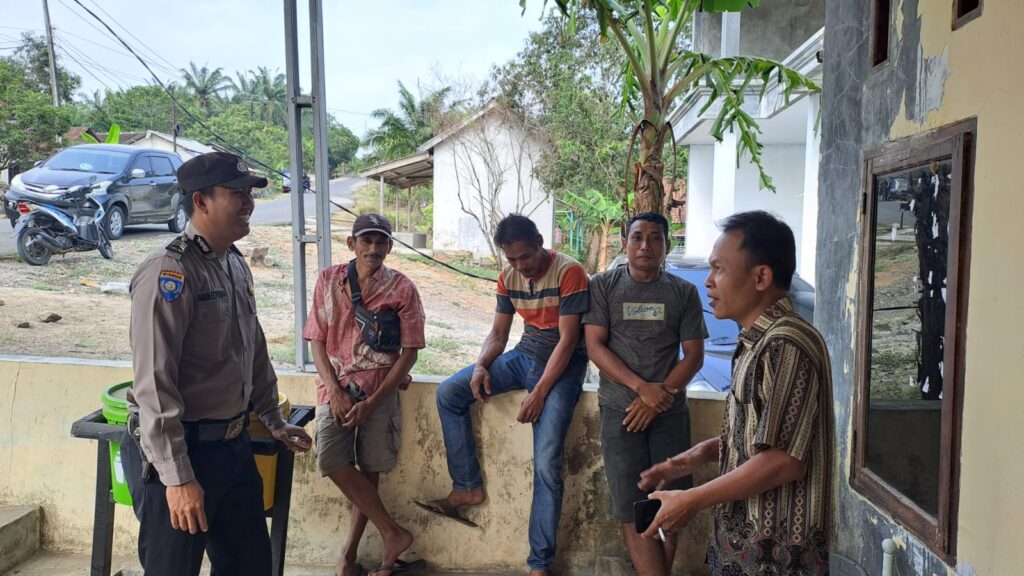 Bhabinkamtibmas Polsek Cikeusik Terus Lakukan Sambang untuk Ciptakan Keamanan dan Ketertiban Warga Masyarakat 4 WhatsApp Image 2023 10 14 at 12.11.02