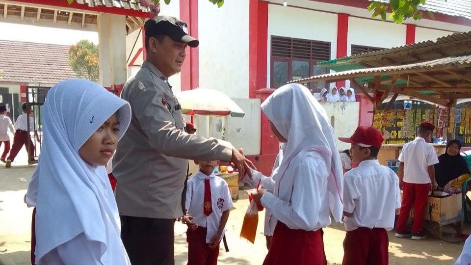 Patroli Dialogis di Wilayah Polsek Cikeusik Gencar Digelar dalam Upaya Jaga Kamtibmas 3 WhatsApp Image 2023 10 17 at 14.13.33