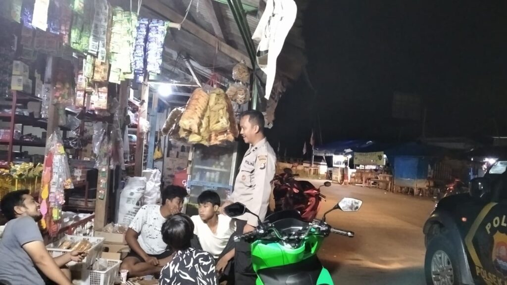 Polsek Munjul Melaksanakan Patroli Malam untuk Menjaga Keamanan dan Kesehatan Masyarakat 5 WhatsApp Image 2023 10 17 at 14.35.20