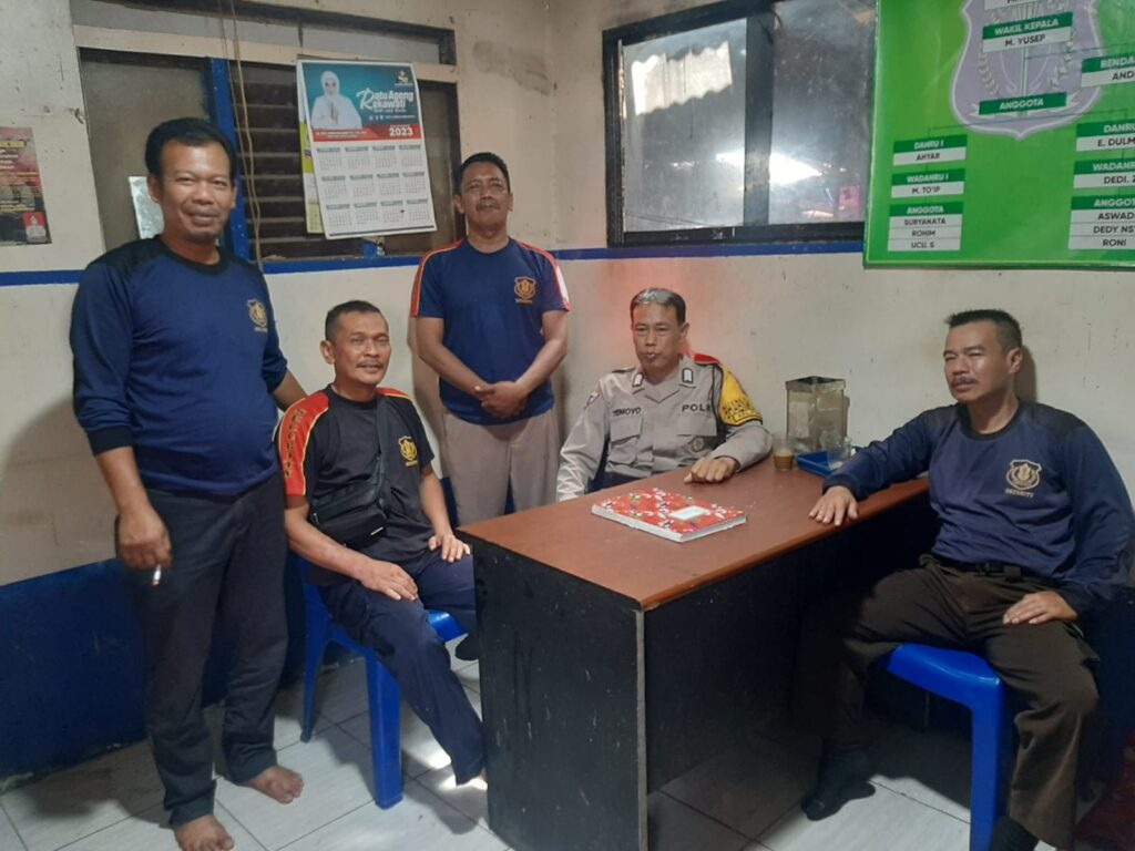 Polsek Pandeglang Melalui Bhabinkamtibmas Sambangi Satpam Pasar Plaza Pandeglang 10 WhatsApp Image 2023 10 18 at 10.18.56