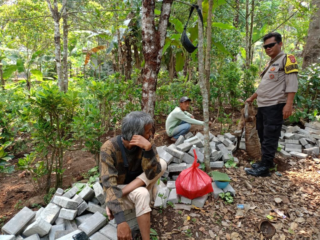 Bhabinkamtibmas Polsek Pandeglang Sambangi Warga dan Monitor Pemasangan Paving Blok di Kp. Cilaja Kec. Pandeglang 7 WhatsApp Image 2023 10 18 at 21.49.09