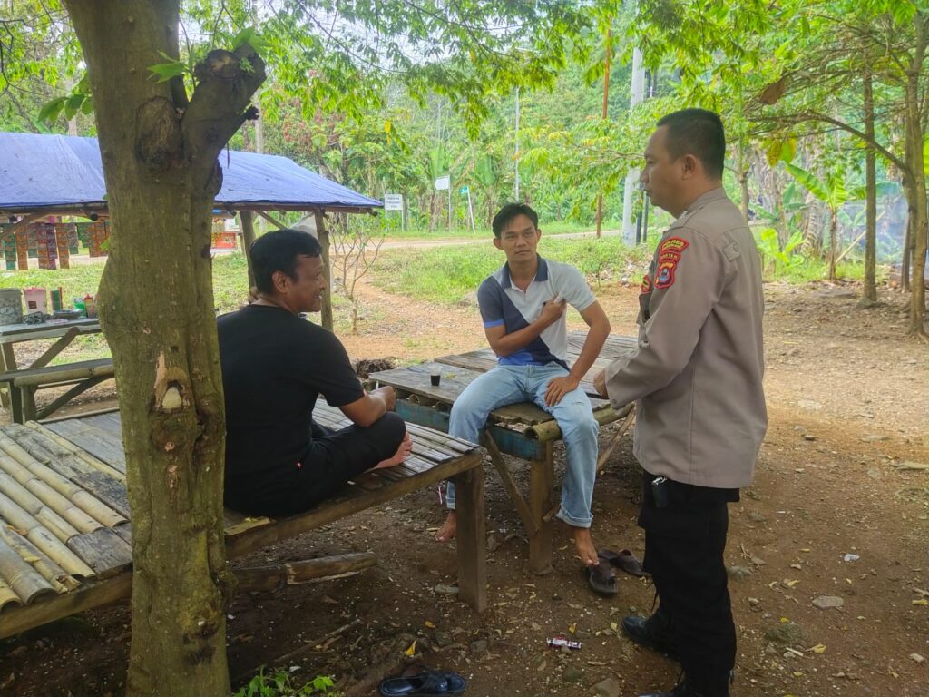 Bhabinkamtibmas Polsek Panimbang Lakukan Patroli dan Sambang Dialogis untuk Meningkatkan Kamtibmas 8 WhatsApp Image 2023 10 18 at 21.50.48