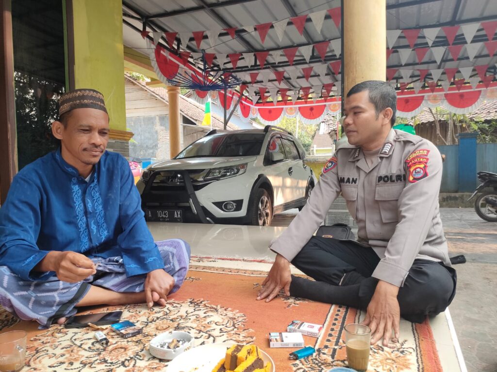 Bhabinkamtibmas Polsek Pulosari Melakukan Sambang dan Silaturahmi di Desa Karyawangi 10 WhatsApp Image 2023 10 20 at 13.24.52