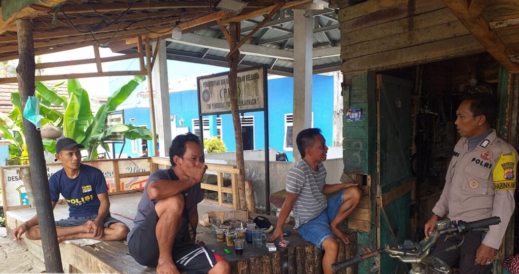 Polsek Carita Sambangi Warga di Desa Banjarmasin untuk Tingkatkan Keamanan dan Ketertiban 6 WhatsApp Image 2023 10 20 at 13.50.44