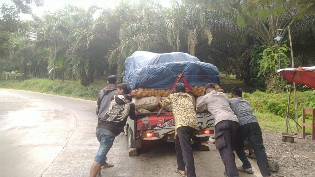 Kanit Sabhara Polsek Munjul Bantu Mendorong Mobil di Tanjakan 1 WhatsApp Image 2023 10 20 at 14.25.58