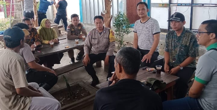 Bhabinkamtibmas Polsek Pandeglang Bantu Penyelesaian Masalah Tumbangnya Pohon 2 WhatsApp Image 2023 10 20 at 14.29.58