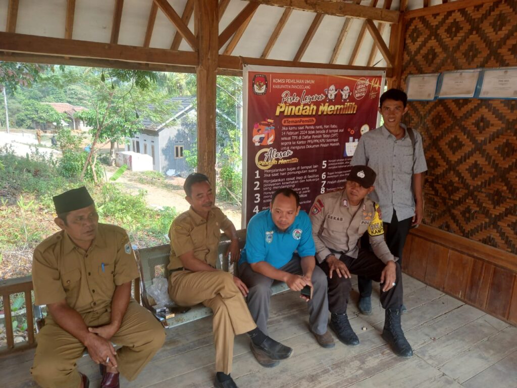 Bhabinkamtibmas Polsek Carita Sambangi Kantor Desa 10 WhatsApp Image 2023 10 23 at 11.02.28