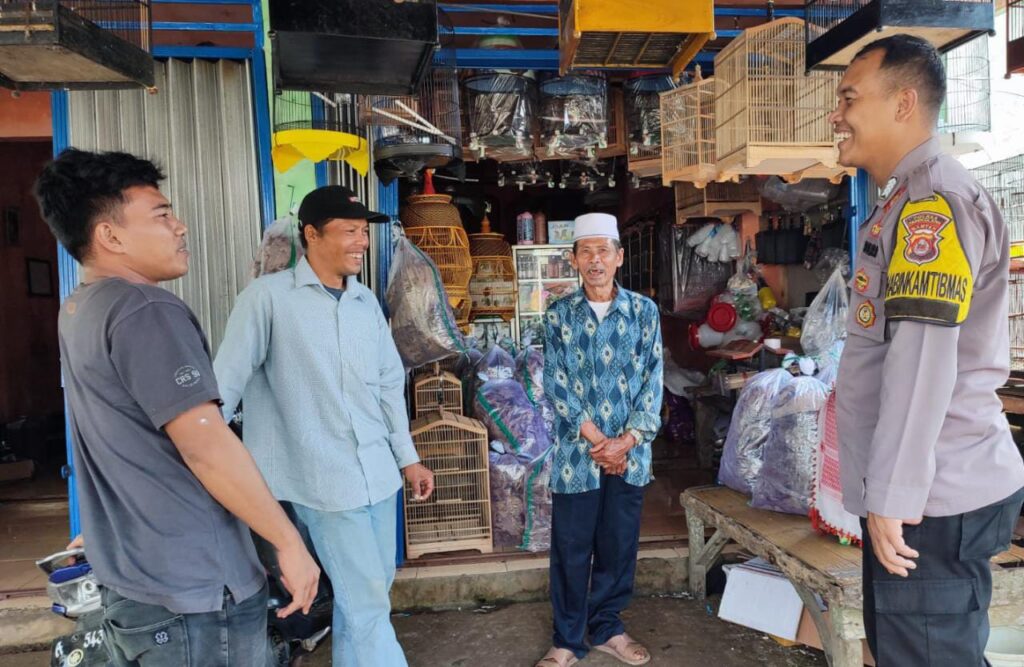 Polsek Cibaliung Melaksanakan Sambang Door to Door untuk Mempererat Hubungan dengan Warga 9 WhatsApp Image 2023 10 23 at 15.34.42
