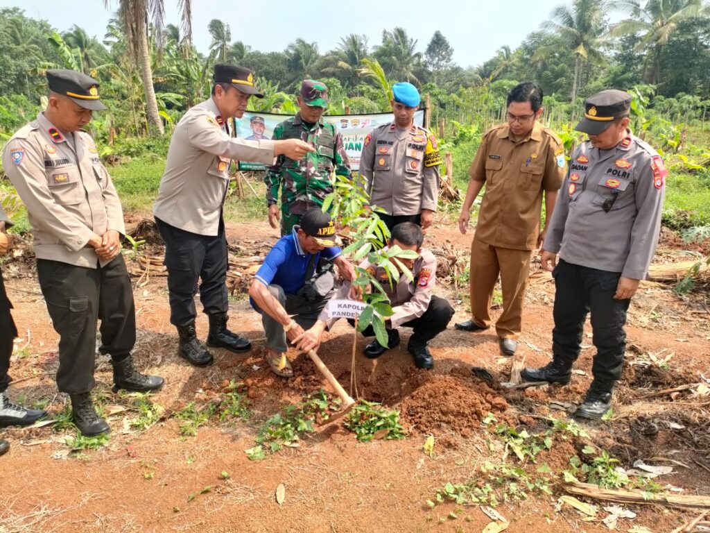Polsek Banjar dan Polsek Cimanuk Galakkan Gerakan Penanaman Pohon untuk Lingkungan yang Lebih Hijau 1 WhatsApp Image 2023 10 23 at 19.24.18