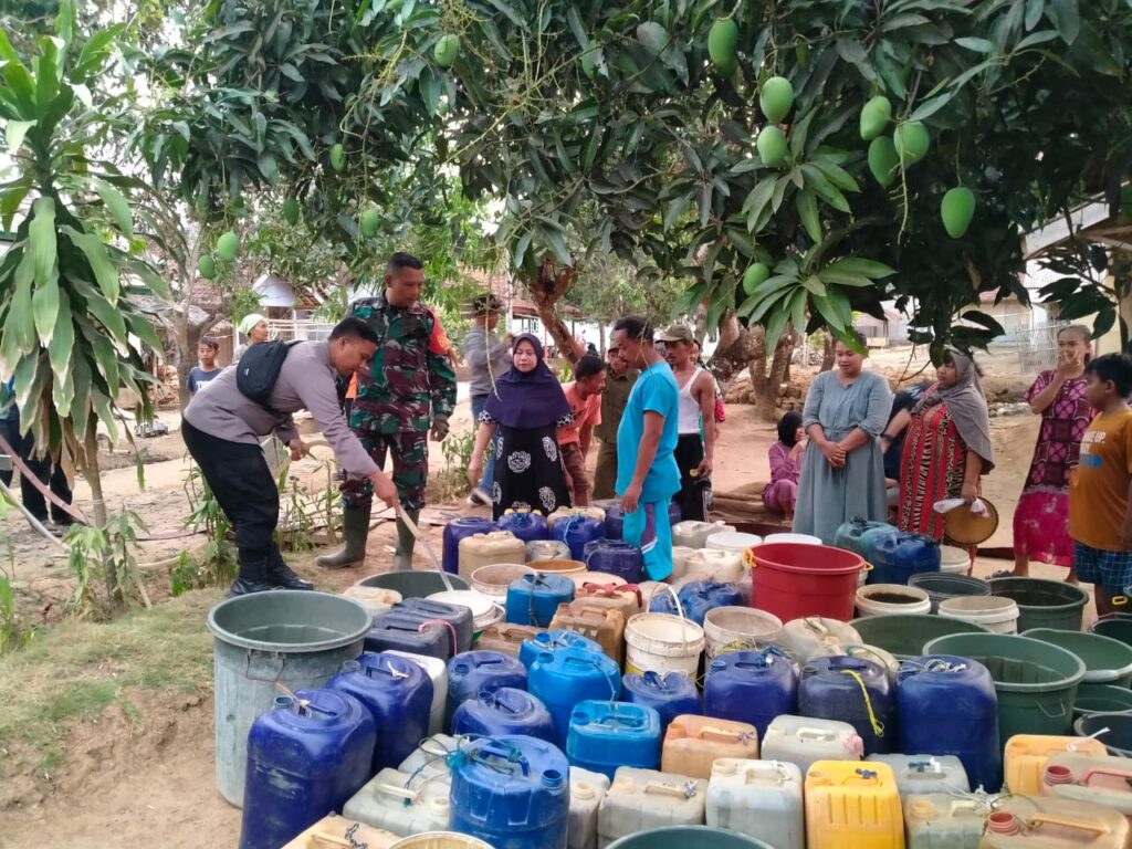 Bhabinkamtibmas Polsek Angsana Salurkan Bantuan Air Bersih dari Pemkab. Pandeglang di Kp. Bojongkoneng 2 WhatsApp Image 2023 10 23 at 19.26.48