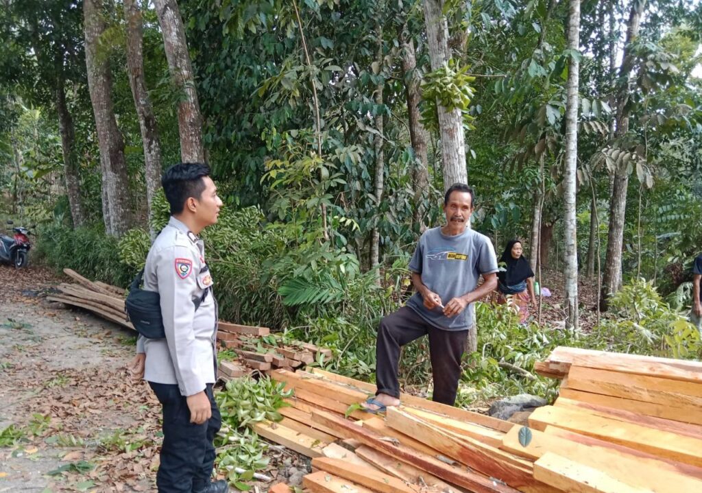 Polsek Cikedal: Bhabinkamtibmas Sambang dan Silaturahmi dengan Warga Masyarakat 4 WhatsApp Image 2023 10 23 at 19.30.29