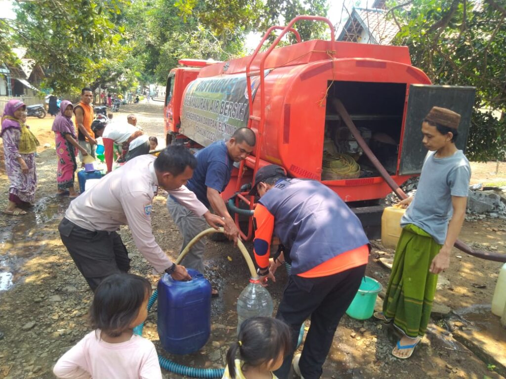 Polsek Carita Berikan Bantuan Air Bersih kepada Warga Terdampak Kekeringan 5 WhatsApp Image 2023 10 31 at 20.05.46