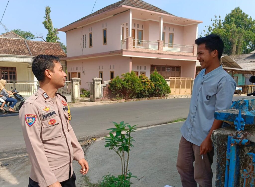 Bhabinkamtibmas Polsek Menes Melaksanakan Giat Door To Door System untuk Meningkatkan Kamtibmas 7 WhatsApp Image 2023 10 31 at 20.15.56