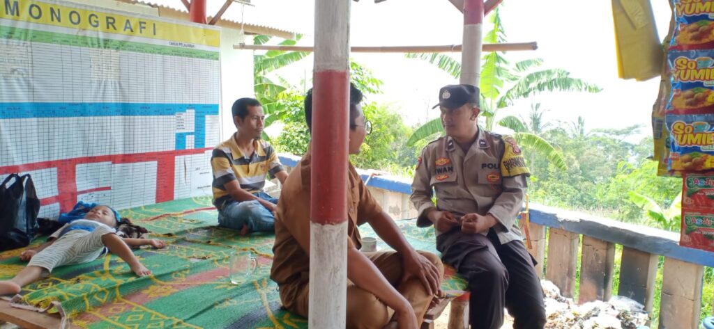 Bhabinkamtibmas Polsek Pandeglang Lakukan Pengecekan dan Sosialisasi Kesiapsiagaan di Desa Pagerbatu 8 WhatsApp Image 2023 10 31 at 20.35.46
