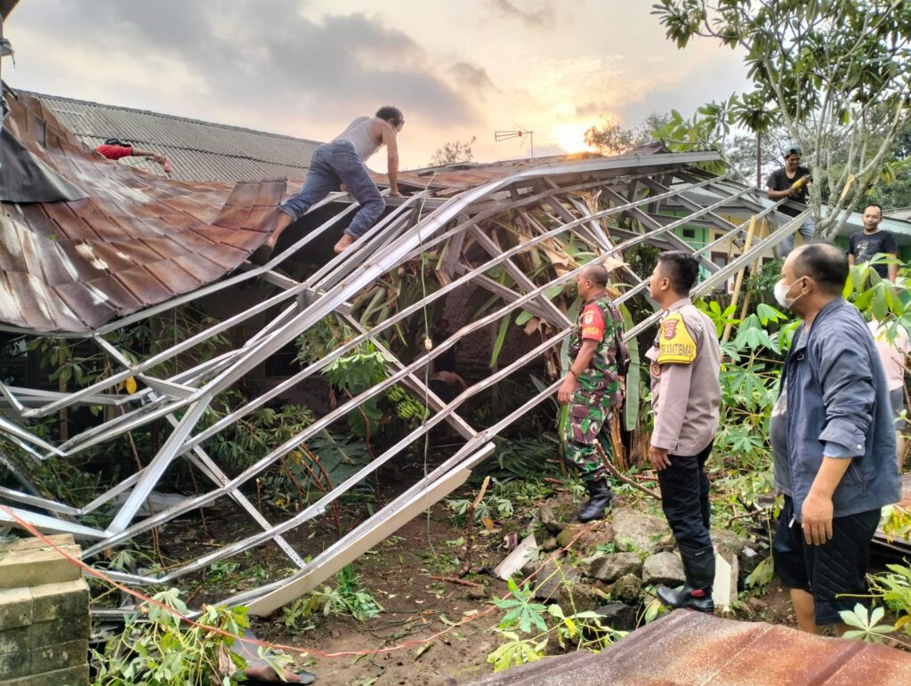 Bhabinkamtibmas Polsek Pandeglang Lakukan Pengecekan Pasca-Kejadian Angin Kencang di Kp Ciekek Masjid 2 9 WhatsApp Image 2023 10 31 at 20.37.31