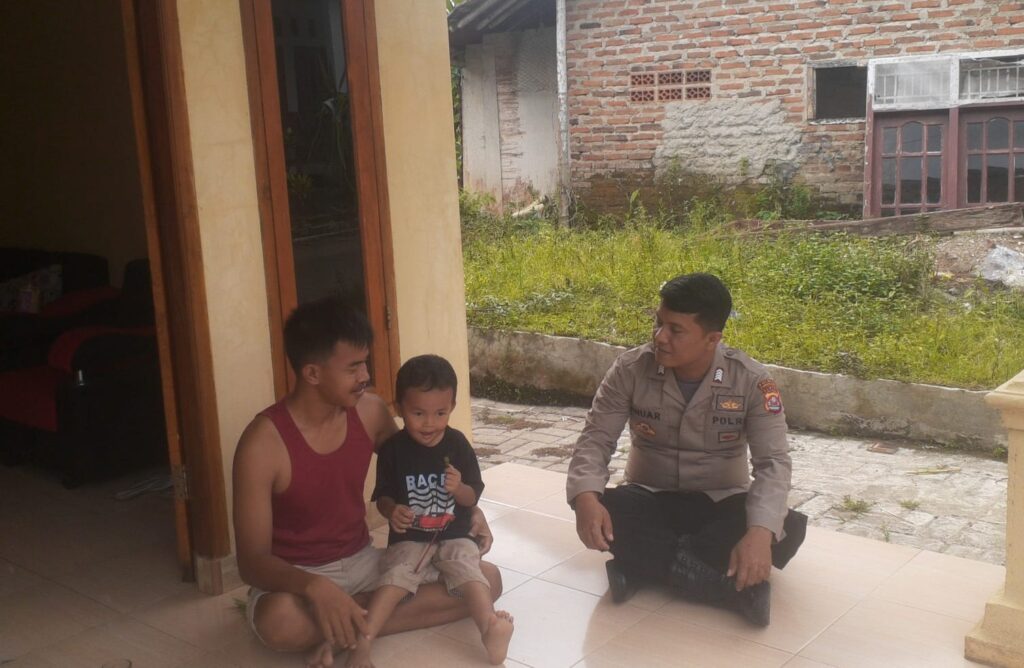 Bhabinkamtibmas Polsek Banjar Sambangi Warga di Kp. Gunungtorong untuk Meningkatkan Kamtibmas 10 WhatsApp Image 2023 10 31 at 20.42.15