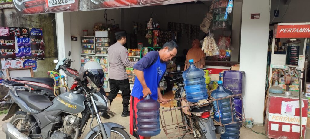 Bhabinkamtibmas Polsek Cikeusik Sosialisasikan Pentingnya Keamanan kepada Pedagang di Kp. Batujaya 3 WhatsApp Image 2023 11 01 at 09.26.27