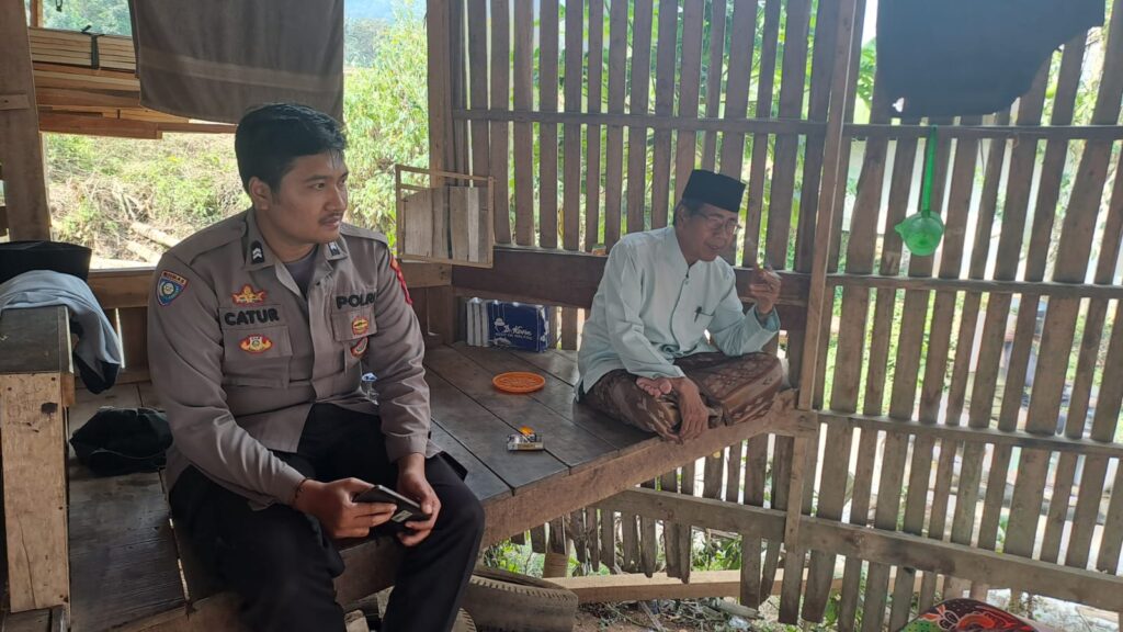 Bhabinkamtibmas Polsek Mandalawangi Sambangi Warga dalam Upaya Menciptakan Kamtibmas Aman dan Kondusif 4 WhatsApp Image 2023 11 01 at 09.39.38