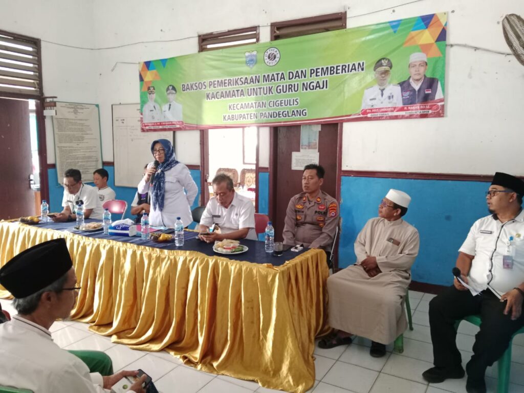 Polsek Cigeulis Dampingi Baksos Pemeriksaan Mata dan Pemberian Kaca Mata untuk Guru Ngaji 2 WhatsApp Image 2023 11 01 at 12.33.12