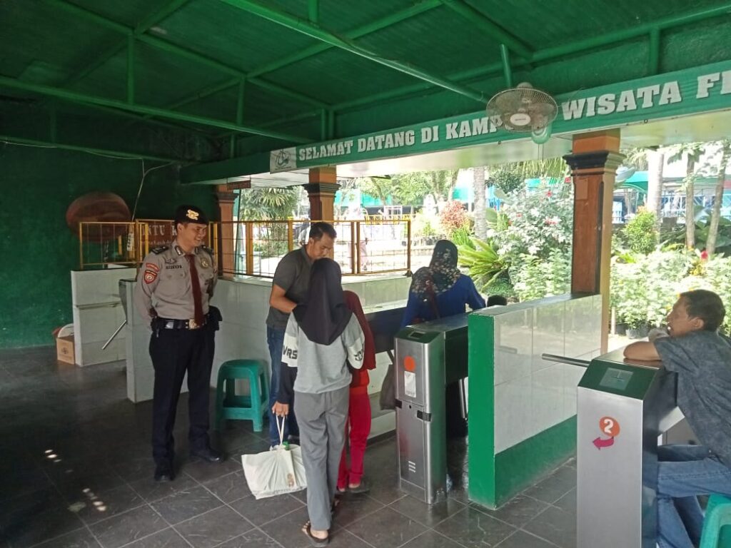 Polres Pandeglang Gelar Patroli Wisata, Antisipasi Kriminalitas dan Ciptakan Rasa Aman 8 WhatsApp Image 2023 11 06 at 13.03.44