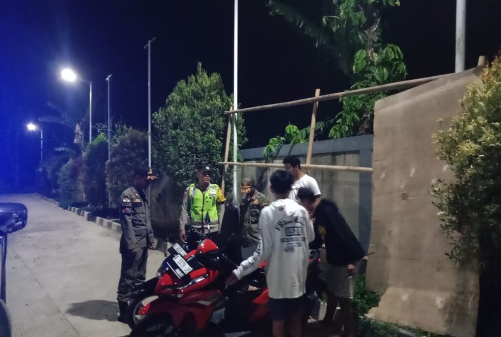 Bhabinkamtibmas Polsek Cikedal Sambang Pemuda Nongkrong 1 WhatsApp Image 2023 11 08 at 11.04.56