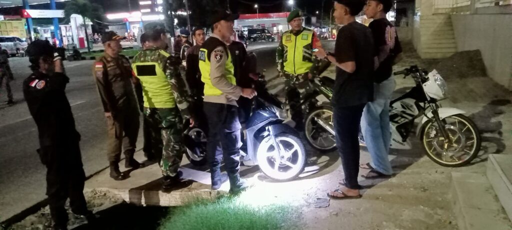 Polsek Saketi Gelar Patroli Malam untuk Mempertahankan Kamtibmas 7 WhatsApp Image 2023 11 12 at 11.08.11